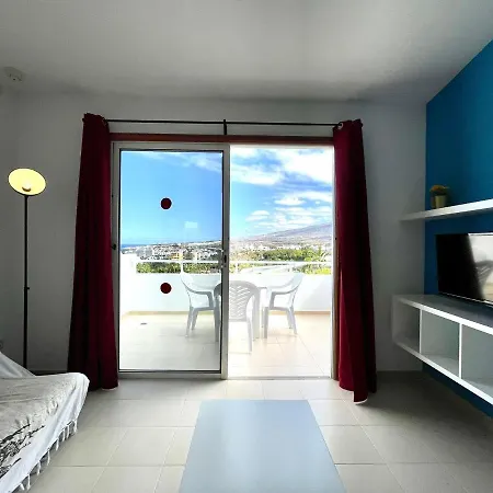 Modern Apartment, Wifi, Pool, Beach, Tenerife South شقة *