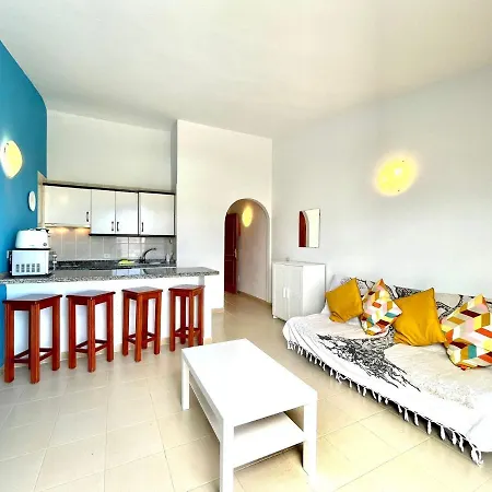 Modern Apartment, Wifi, Pool, Beach, Tenerife South شقة *