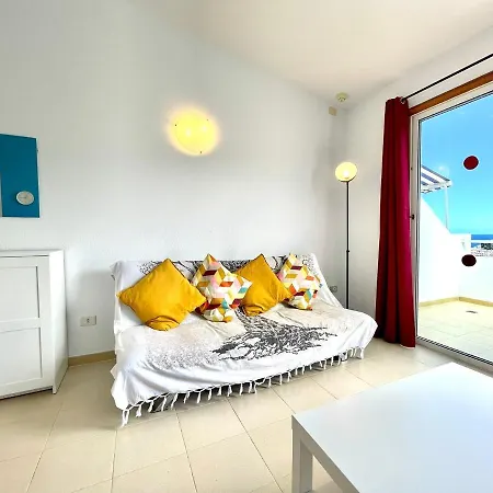 Modern Apartment, Wifi, Pool, Beach, Tenerife South شقة *