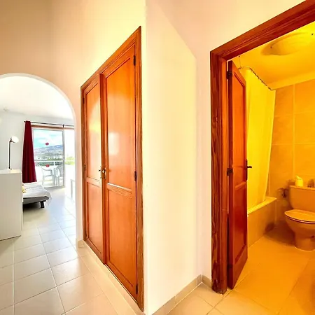 Modern Apartment, Wifi, Pool, Beach, Tenerife South شقة